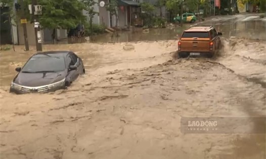 Mưa lớn gây ngập úng sâu trên 1m nước tại TP. Điện Biên Phủ, tỉnh Điện Biên. Ảnh: Thái Hà