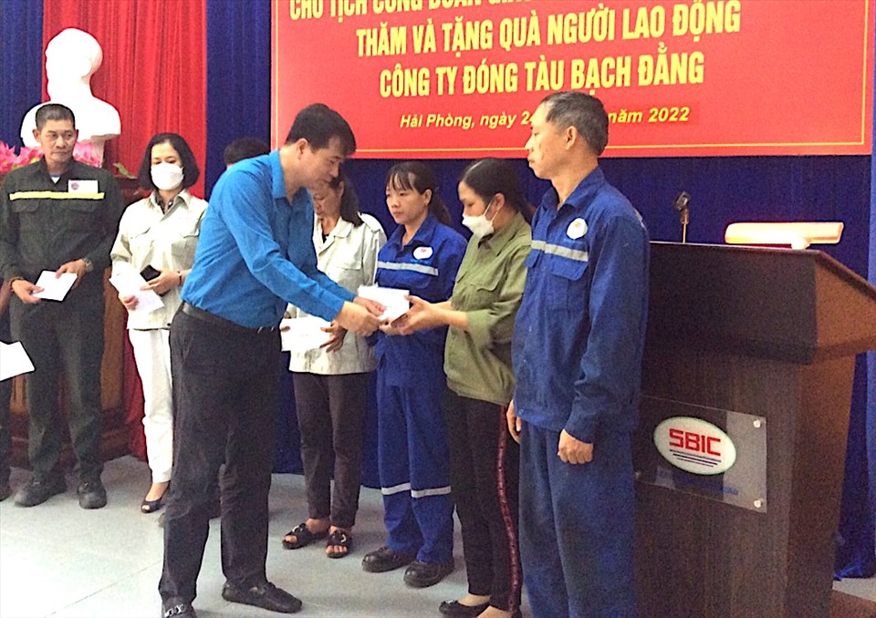 Nhân dịp Tháng Công nhân 2022, ông Phạm Hoài Phương - Chủ tịch Công đoàn Giao thông Vận tải Việt Nam trao quà cho đoàn viên khó khăn. Ảnh: CĐGT