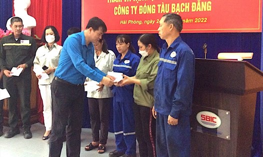 Nhân dịp Tháng Công nhân 2022, ông Phạm Hoài Phương - Chủ tịch Công đoàn Giao thông Vận tải Việt Nam trao quà cho đoàn viên khó khăn. Ảnh: CĐGT