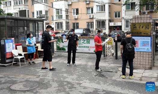 Cư dân quét mã QR để báo tình trạng sức khỏe tại lối vào một khu dân cư ở Bắc Kinh, Trung Quốc. Ảnh: Tân Hoa Xã