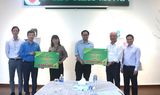 Lãnh đạo Tập đoàn và Công đoàn Công nghiệp Hoá chất Việt Nam trao hỗ trợ cho đại diện người lao động. Ảnh: CĐHC