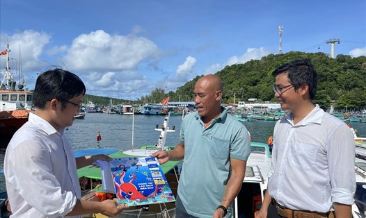 Cơ quan chức năng Phú Quốc tuyên truyền chương trình “nói không với túi nilon” và bảo vệ môi trường biển đến các tàu vận chuyển khách du lịch. Ảnh: Hoàng Dung