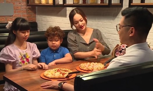 Hình ảnh Khánh đưa hai con đi ăn với người đàn ông lạ mặt trong "Thương ngày nắng về". Ảnh: NSX.