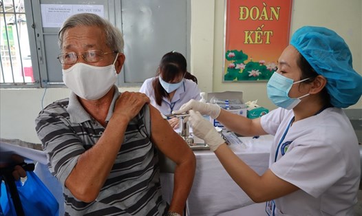 Người dân tại TPHCM tiêm vaccine COVID-19 mũi 4. Ảnh: Nguyễn Ly