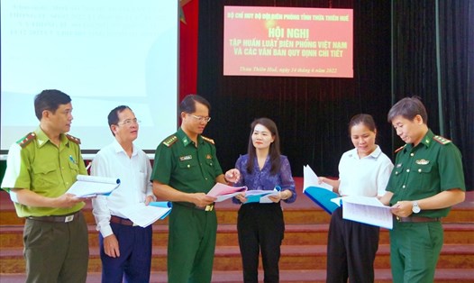 Báo cáo viên các đơn vị trao đổi tại Hội nghị tập huấn Luật Biên phòng Việt Nam. Ảnh: VT.