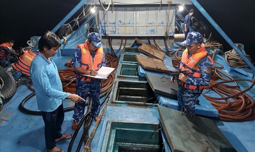 Tổ công tác Bộ Tư lệnh Vùng Cảnh sát biển 4 kiểm tra hàng hóa vi phạm. Ảnh: CSB cung cấp