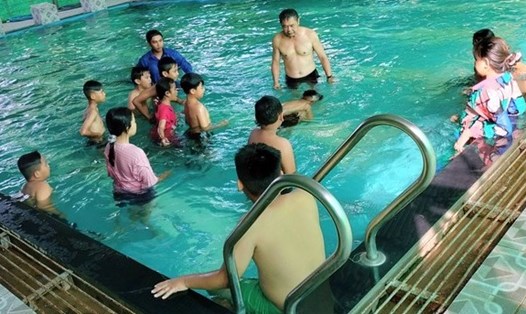 Một buổi thực tập bơi miễn phí cho trẻ em có hoàn cảnh khó khăn tại huyện Đông Hải, tỉnh Bạc Liêu. Ảnh: Quốc Quý