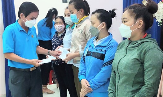 Lãnh đạo Liên đoàn Lao động tỉnh Tây Ninh trao tặng quà cho các đoàn viên, công nhân lao động có hoàn cảnh khó khăn trong Tháng Công nhân 2022. Ảnh: Q.Tiến