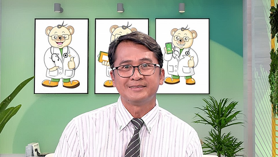 Bác sĩ Trọng Hợp đưa ra những lưu ý cần biết của bệnh nhân hậu COVID-19. Ảnh: CTCC