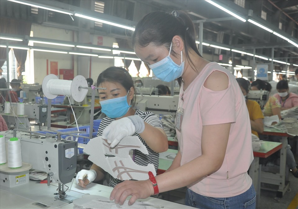 Tăng lương tối thiểu vùng từ ngày 1.7.2022 giúp đời sống của công nhân lao động đỡ phần nào khó khăn. Ảnh minh hoạ: Tất Thảo