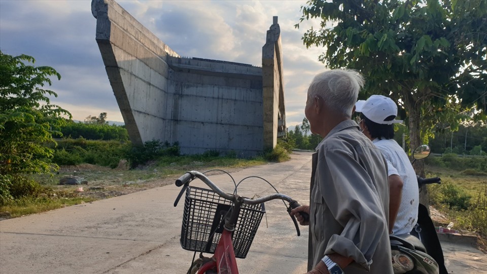 Nhiều công trình giao thông triển khai dở dang ở Hòa Vang khiến đi lại của người dân khó khăn. Ảnh: HL