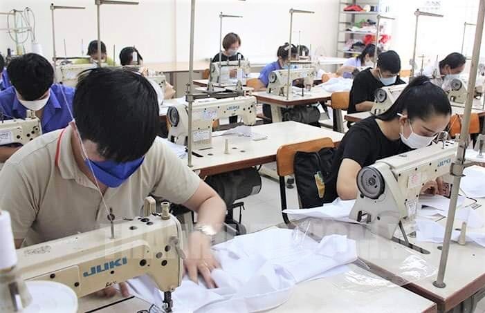 Các công nhân trong phần thi thực hành may áo sơ mi. Ảnh: Đức Long