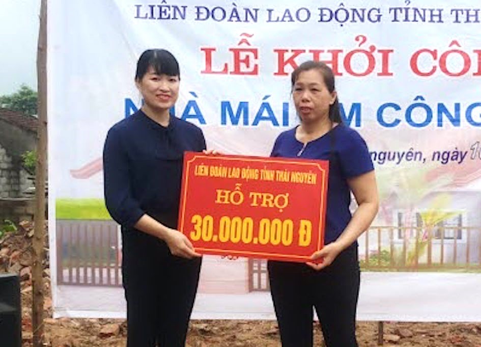 Bà Hà Thị Bích Hồng - Tỉnh ủy viên, Bí thư Huyện ủy Võ Nhai (bên trái) trao hỗ cho đoàn viên Lê Thị Thu Hằng. Ảnh: CĐTN