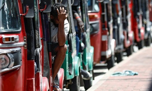 Hàng dài xe ba bánh chờ đổ xăng phía ngoài một trạm xăng ở Colombo, Sri Lanka, ngày 23.5. Ảnh: Reuters.