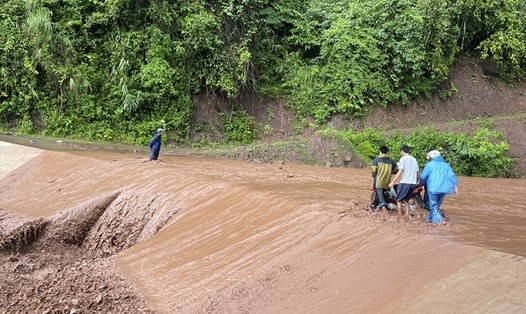 Hằng ngày người dân khu vực vùng cao, biên giới huyện Nậm Pồ, tỉnh Điện Biên đang phải đối diện với rất nhiều hiểm nguy trong mùa mưa lũ. Ảnh: Mắn On
