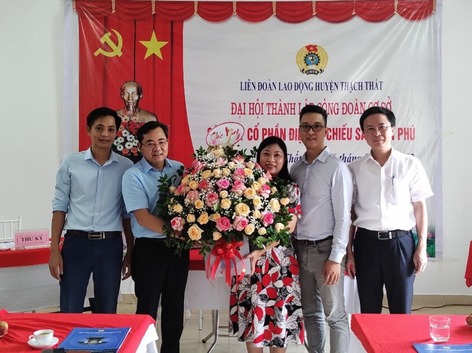 Lãnh đạo Liên đoàn Lao động Thành phố Hà Nội  và huyện Thạch Thất chúc mừng Ban Chấp hành Công đoàn Công ty cổ phần điện và chiếu sáng An Phú. Ảnh: CĐH