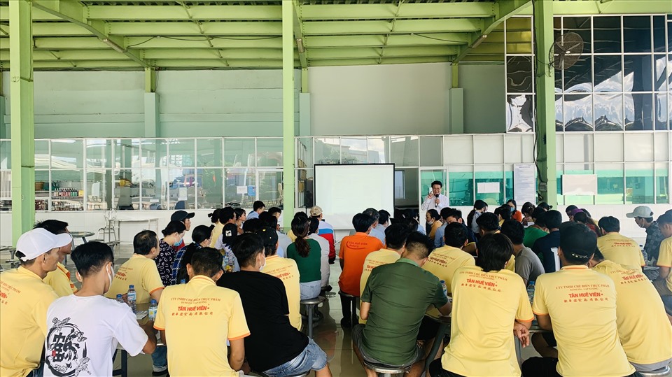 Tiến sĩ Nguyễn Văn Hòa, Trưởng phòng Thanh tra - Kiểm tra, BHXH tỉnh Sóc Trăng giải đáp thắc mắc của đoàn viên, người lao động.