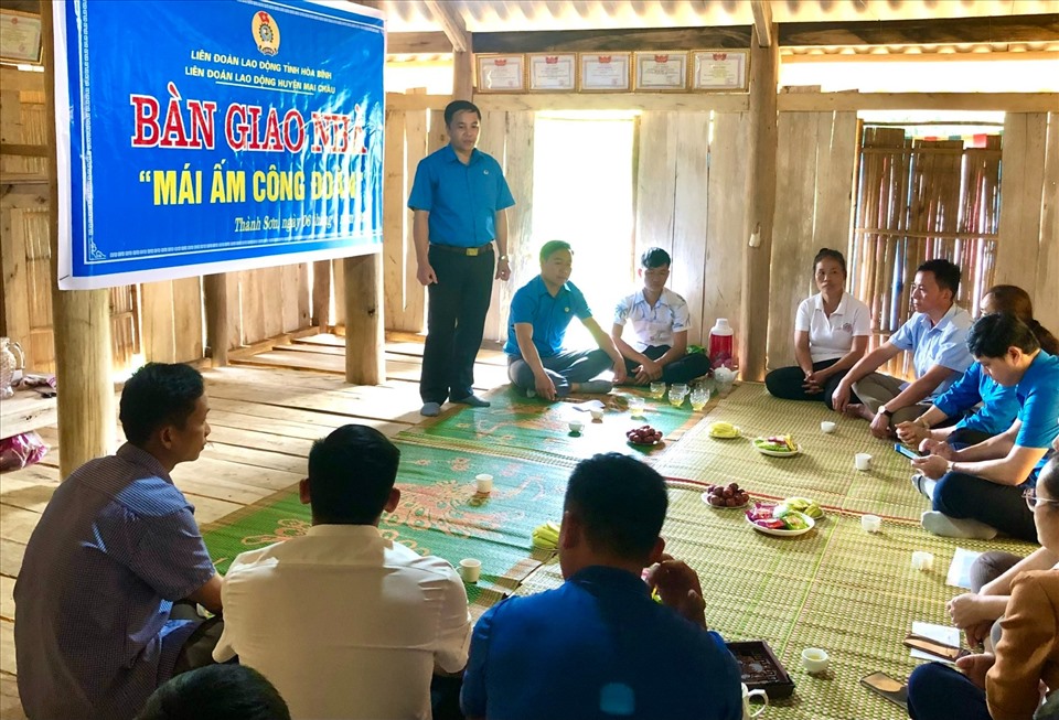 Trong Tháng công nhân năm 2022, các cấp công đoàn tỉnh miền núi Hoà Bình đã có nhiều hoạt động chăm lo đến cuộc sống người lao động. Ảnh: LĐLĐ huyện Mai Châu