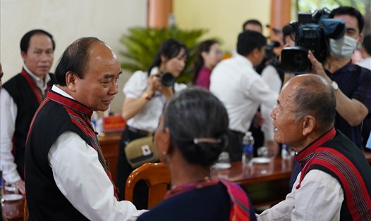 Chủ tịch nước thăm hỏi người dân đồng bào dân tộc thiểu số tại Quảng Bình. Ảnh: CTV