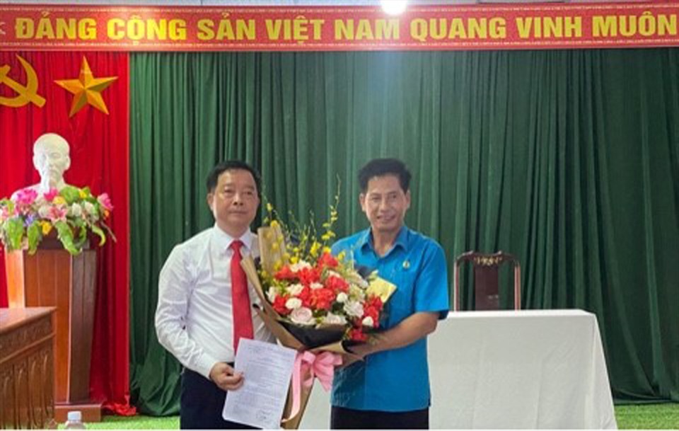 Ông Đức (áo trắng) được điều động, bổ nhiệm làm Giám đốc Công ty TNHH MTV Khách sạn Du lịch Công đoàn Thiên Cầm. Ảnh: Ái Chi.