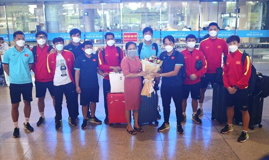 U23 Việt Nam nhận hoa chúc mừng từ VFF. Ảnh: VFF
