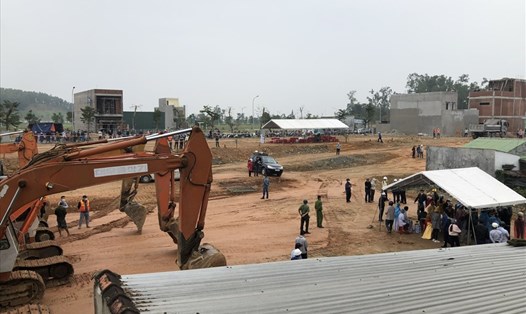 UBND TP.Quảng Ngãi thực hiện cưỡng chế thu hồi đất để triển khai dự án Khu dân cư Sơn Tịnh. Ảnh: L.Đ