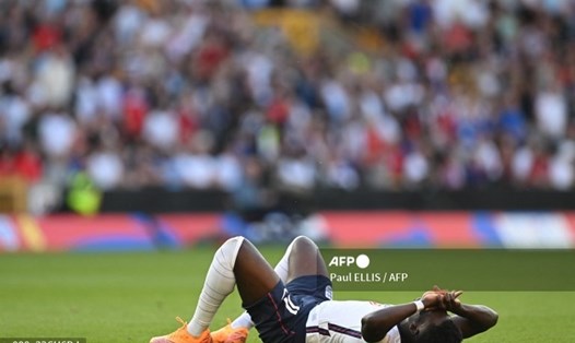 Saka nằm gục sau thất bại ê chề của tuyển Anh tại Nations League.  Ảnh: AFP