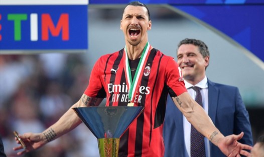 Zlatan giúp Milan nâng cao chiếc cúp vô địch Serie A 21/22 như lời hứa trước đó (nguồn Football Italia).