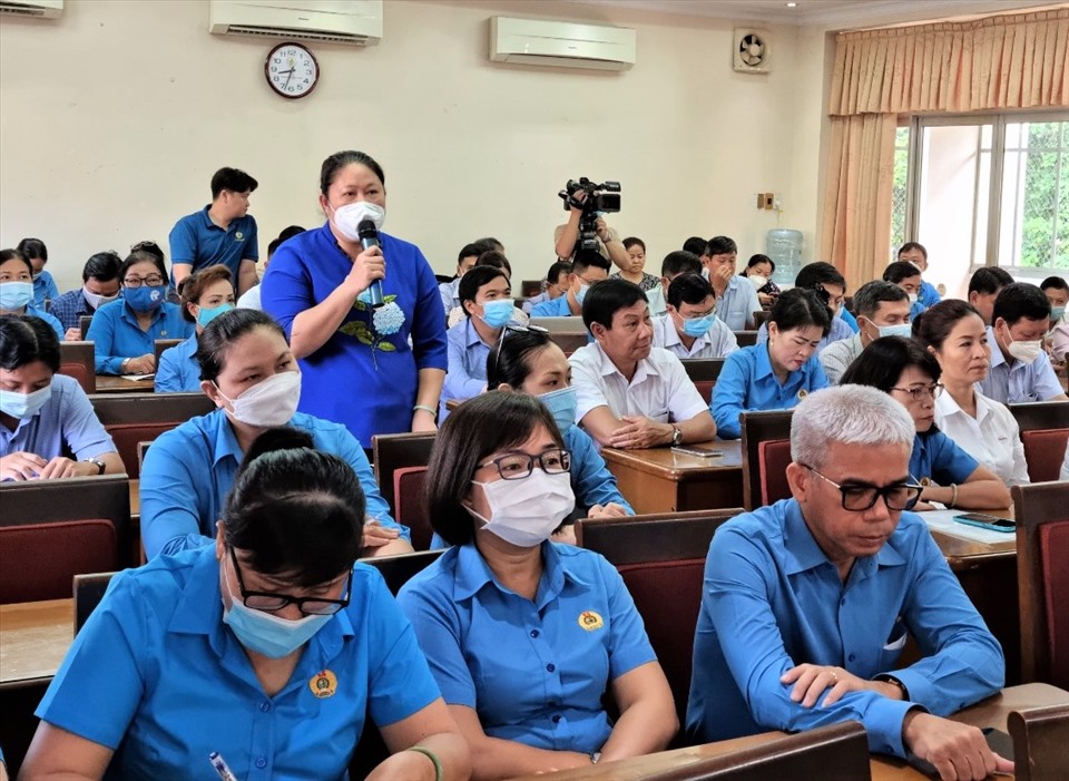 Cán bộ công đoàn chia sẻ kinh nghiệm về hỗ trợ công đoàn cơ sở ký thỏa ước lao động tập thể. Ảnh: Nam Dương