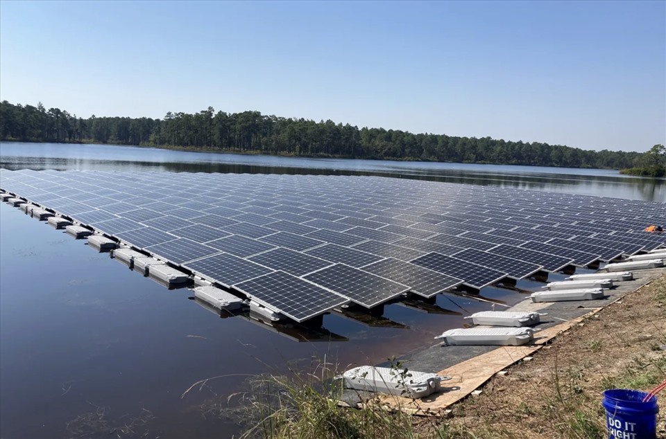 Hệ thống pin mặt trời nổi của Quân đội Mỹ. Ảnh chụp màn hình