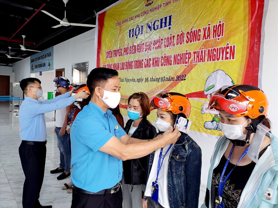 Nhân dịp Tháng Công nhân 2022, lãnh đạo Công đoàn các khu công nghiệp tỉnh Thái Nguyên tặng mũ bảo hiểm cho đoàn viên. Ảnh: CĐKCN