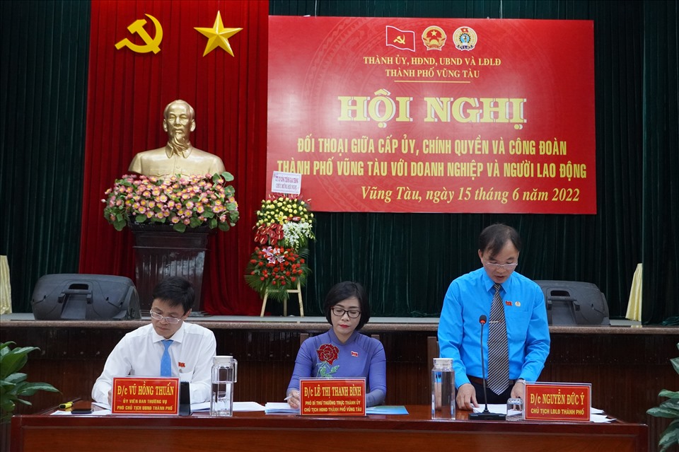 Đại diện Cấp ủy, UBND, Công đoàn TP.Vũng Tàu chủ trì hội nghị gặp gỡ, đối thoại với doanh nghiệp và người lao động. Ảnh: T.A