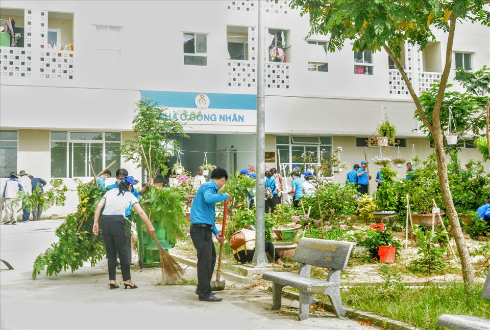 Liên đoàn Lao động thành phố Đà Nẵng ra quân hưởng ứng “Tháng hành động vì môi trường, Tuần lễ Biển và Hải đảo Việt Nam”. Ảnh: Tường Minh