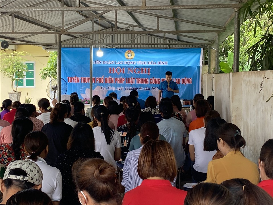 Toàn cảnh Hội nghị tuyên truyền, phổ biến pháp luật cho người lao động huyện Lạc Thuỷ, tỉnh Hoà Bình. Ảnh: Lan Anh