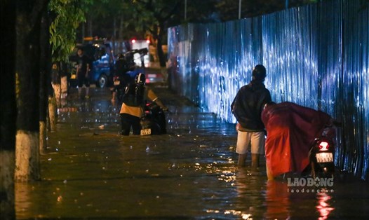 Cơn mưa lớn tối 13.6 khiến nhiều tuyến đường ở khu vực nội thành Hà Nội bị ngập úng. Ảnh: Tô Thế
