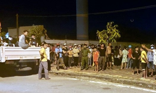 Rất đông người dân đến xem lực lượng cứu hộ cứu nạn tìm nạn nhân tử vong tại Khu công nghiệp Trà Kha, phường 8, thành phố Bạc Liêu, tỉnh Bạc Liêu. Ảnh: Nhật Hồ