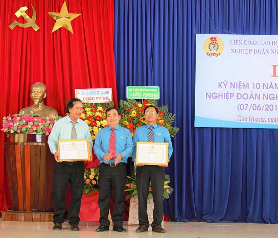 Phan Xuân Quang, Chủ tịch LĐLĐ tỉnh Quảng Nam trao Bằng khen cho tập thể và cá nhân Nghiệp đoàn Nghề cá Tam Quang. Ảnh: Diệu Phúc