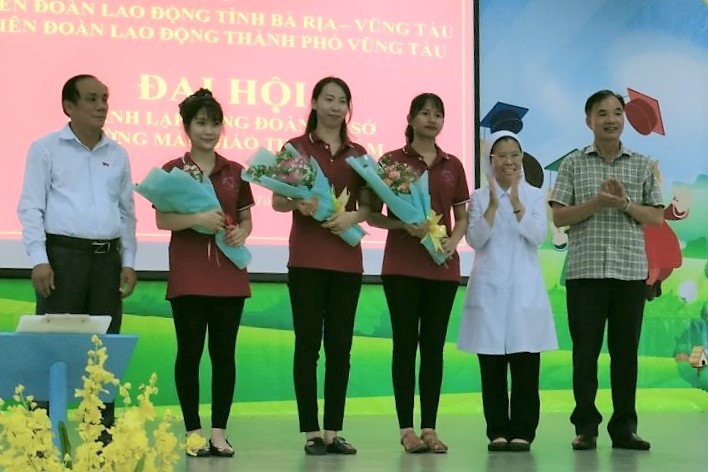 Lãnh đạo LĐLĐ TP.Vũng Tàu và Phòng Giáo dục tặng hoa chúc mừng thành lập CĐCS Trường Mầm non Thanh Tâm. Ảnh: LĐLĐ