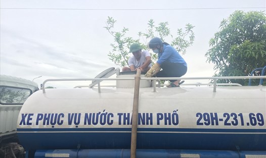 Công ty CP Cấp nước Nghệ An sử dụng xe bồn chuyển nước sạch đến các địa điểm phù hợp cung cấp cho khách hàng trong thời gian súc xả đường ống. Ảnh: QĐ