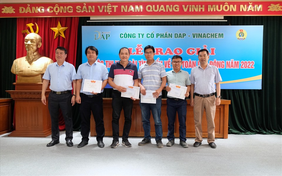 Lãnh đạo và Công đoàn Công ty trao phần thưởng có các tập thể, cá nhân đạt giải cao trong cuộc thi. Ảnh: CĐHC