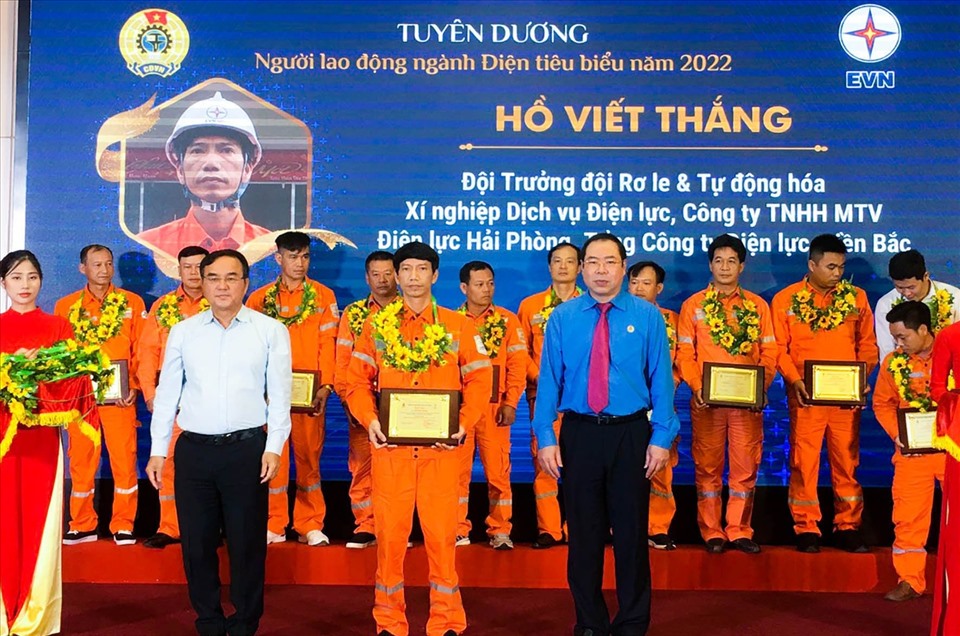 Lãnh đạo Tập đoàn EVN và Công đoàn Điện lực Việt Nam trao thưởng cho anh Hồ Viết Thắng. Ảnh: CĐĐL