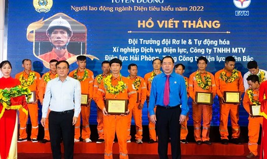 Lãnh đạo Tập đoàn EVN và Công đoàn Điện lực Việt Nam trao thưởng cho anh Hồ Viết Thắng. Ảnh: CĐĐL