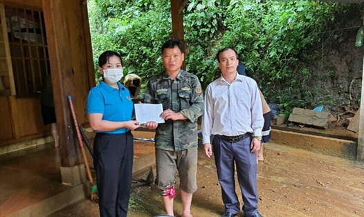 Liên đoàn Lao động huyện trao hỗ trợ cho đoàn viên Lý Văn Cầu bị sạt lở đất.