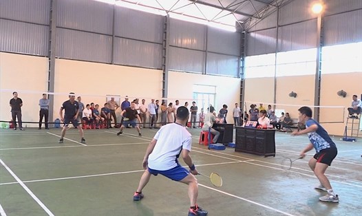 Công nhân tham gia thi đấu thể thao trong Tháng Công nhân 2022. Ảnh: CĐNĐ