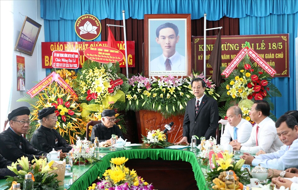 Bí thư Tỉnh ủy An Giang Lê Hồng Quang chúc mừng Ban Trị sự Trung ương Giáo hội Phật giáo Hòa Hảo và bà con tín đồ Phật giáo Hòa Hảo. Ảnh: Phạm Đông