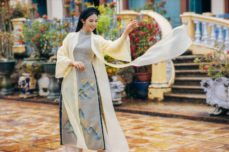 Hoa hậu Ngọc Hân khoe vẻ đẹp dịu dàng trong không gian nhà cổ Bình Thuỷ