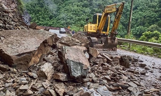 Lở đá trên Quốc Lộ 37, đoạn dốc Cao Đa, thuộc địa phận xã Phiêng Ban, huyện Bắc Yên, tỉnh Sơn La gây ách tắc giao thông. Ảnh: CTV