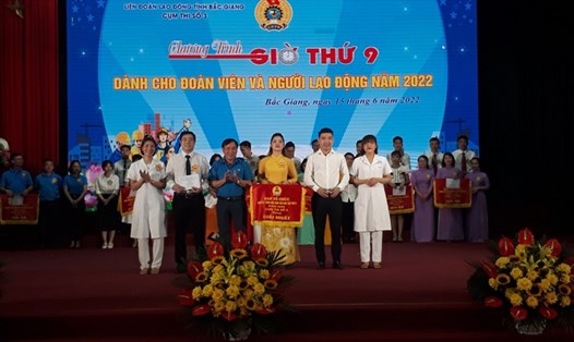 Ông Nguyễn Văn Bắc, Phó Chủ tịch Thường trực Liên đoàn Lao động tỉnh Bắc Giang (thứ 3 từ trái qua) trao giải nhất cho Công đoàn ngành y tế.