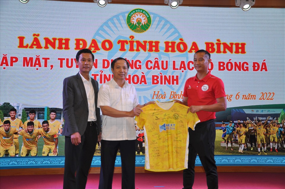Câu lạc bộ bóng đá Hòa Bình được vinh danh khi lên hạng Nhất