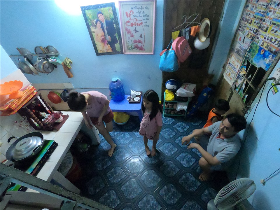 Căn phòng trọ chật hẹp của một gia đình công nhân. Ảnh: Đ.T